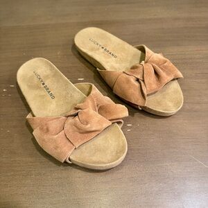 Lucky Brand Florence Slide On Sandal Bow Front Macaroon Brown Tan Womens Size 5